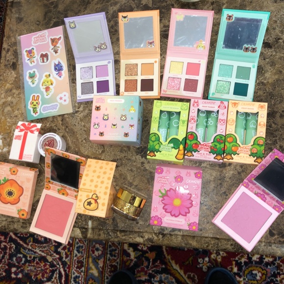 BNIB ANIMAL CROSSING x COLOURPOP Full Makeup Collection + Stickers ! - Picture 2 of 16
